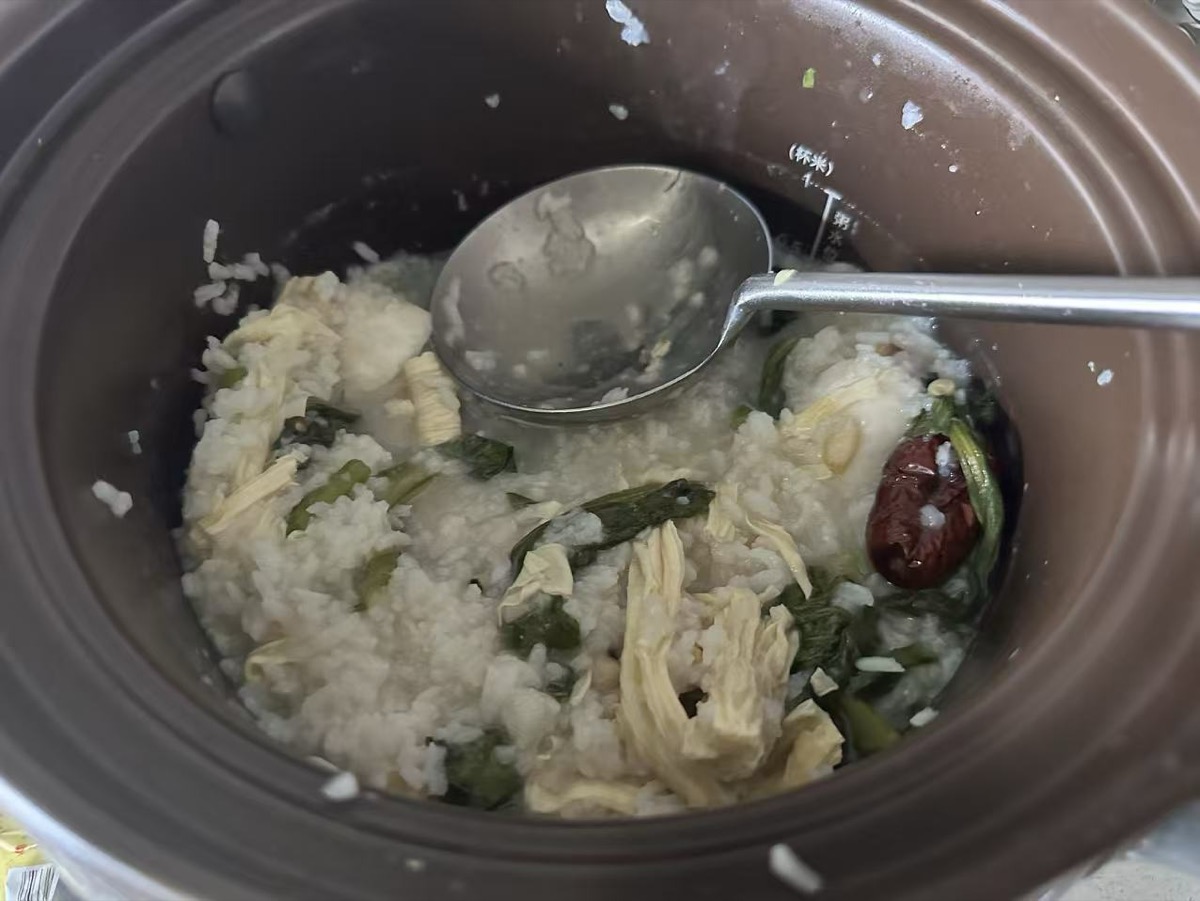 电饭煲里煮着的粥